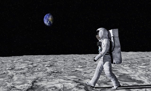 月面を歩く宇宙飛行士