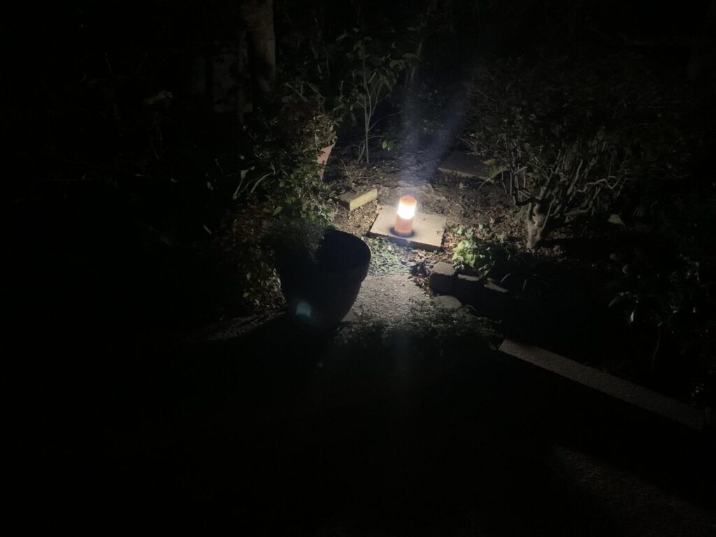 スヌーピーのランタンを夜の庭に置いたところ