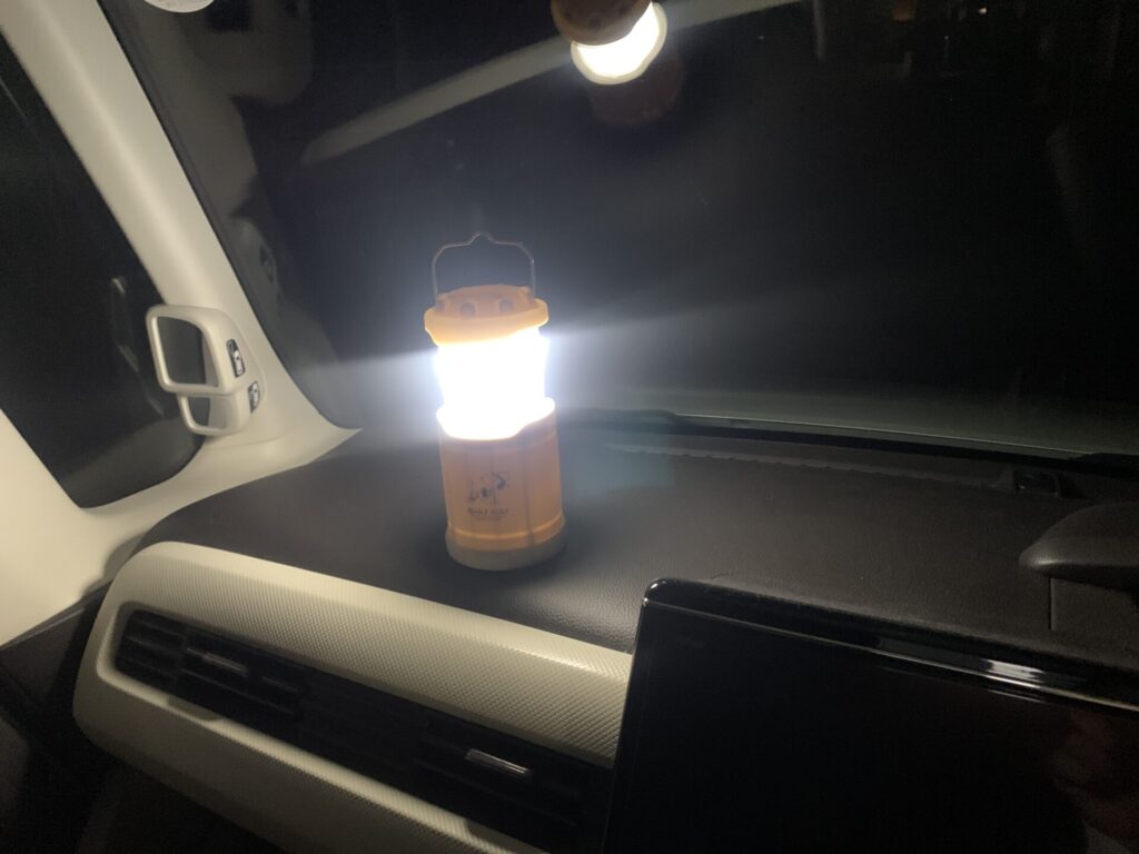 夜の車の中でランタンを灯したところ
